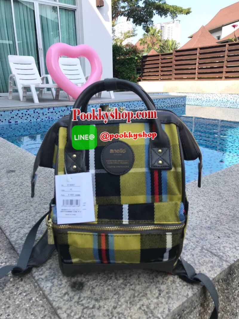 Anello Checked Hinge Clasp Mini Backpack เปิดตัวคอลเลคชั่นใหม่ปลายปีสุดน่ารัก วัสดุผ้าแคนวาสลายสก็อต และขอบบนล่างและด้านหลัง วัสดุpu โลโก้แบรนด์ด้านหน้าตัดหนังทรงกลม จุดเด่นในการใช้งานยังคงเหมือนเดิม ต่างที่ขนาดจะเล็กกว่ารุ่นออริจินัลไซส์มินินิดเดียว ผู้ใ