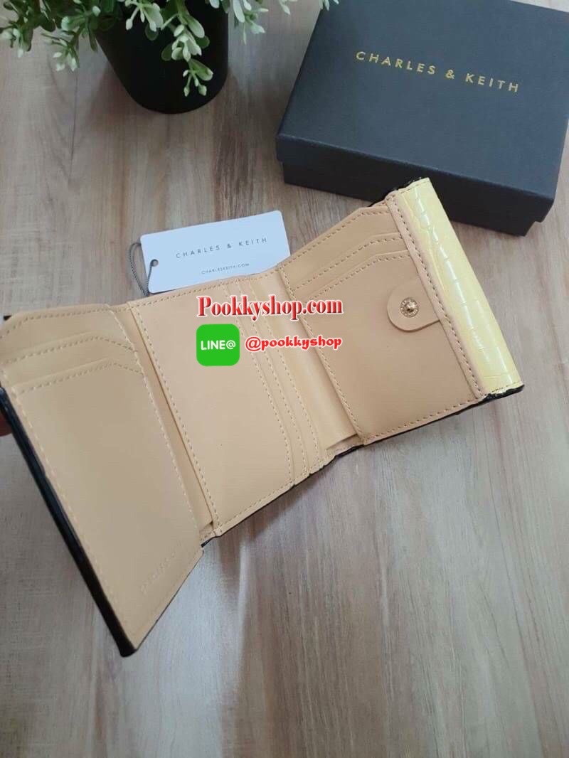 charleskeith Croc effect short wallet กระเป๋าสตางค์ใบสั้นมาด้วยลายหนังจรเข้ ด้านหน้าติดชื่อแบรนด์ รุ่นนี้เป็นแบบ 3 พับ ด้านหลังเป็นช่องใส่เหรียญ สวยสมคำร่ำลือมากๆ เลยจ้า มาครบ 5 สี จัดไปอย่างด่วนเลยจ้า