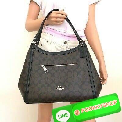 COACH C6232 KRISTY SHOULDER BAG IN SIGNATURE CANVAS (COACH C6232) สุดคุ้ม สาวๆสายช้อป ห้ามพลาด กระเป๋าสะพายไหล่ ใบใหญ่จุของได้เยอะ สายช้อปใช้งานเกินคุ้ม วัสดุหนังแคนวาส ภายในช่องกว้าง แบ่งสัดส่วน ด้านหน้ามีช่องซิป เปิด ปิด ด้วยกระดุมแม่เหล็กมีช่องซิปตรงกล