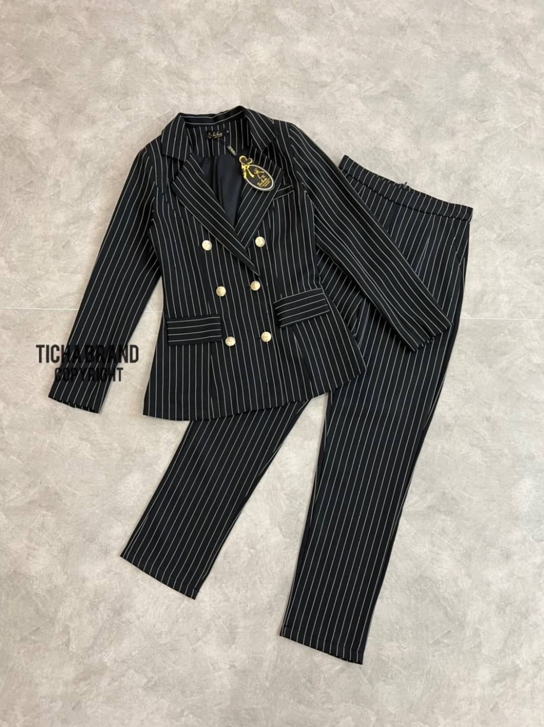 เซตสูทคอปกแขนยาว+กางเกงขายาว มีกระดุมหน้า 2 แถว มีกระเป๋า ทรงพอดีตัว เนื้อผ้าดีมากกกก ใส่สบาย ใส่สวยดูดีเหมือนเซเลปเลยค่ะ ใครกำลังมองหาเซตสูทสวยๆ ใส่ออกงาน ใส่ทำงาน ใส่แล้วดูดี ใส่ได้หลายโอกาส แนะนำเลยค่ะ ราคาเป็นกันเองจัดด่วนๆ สั่งช้าอดสวยยยยยของหมดไวนะค