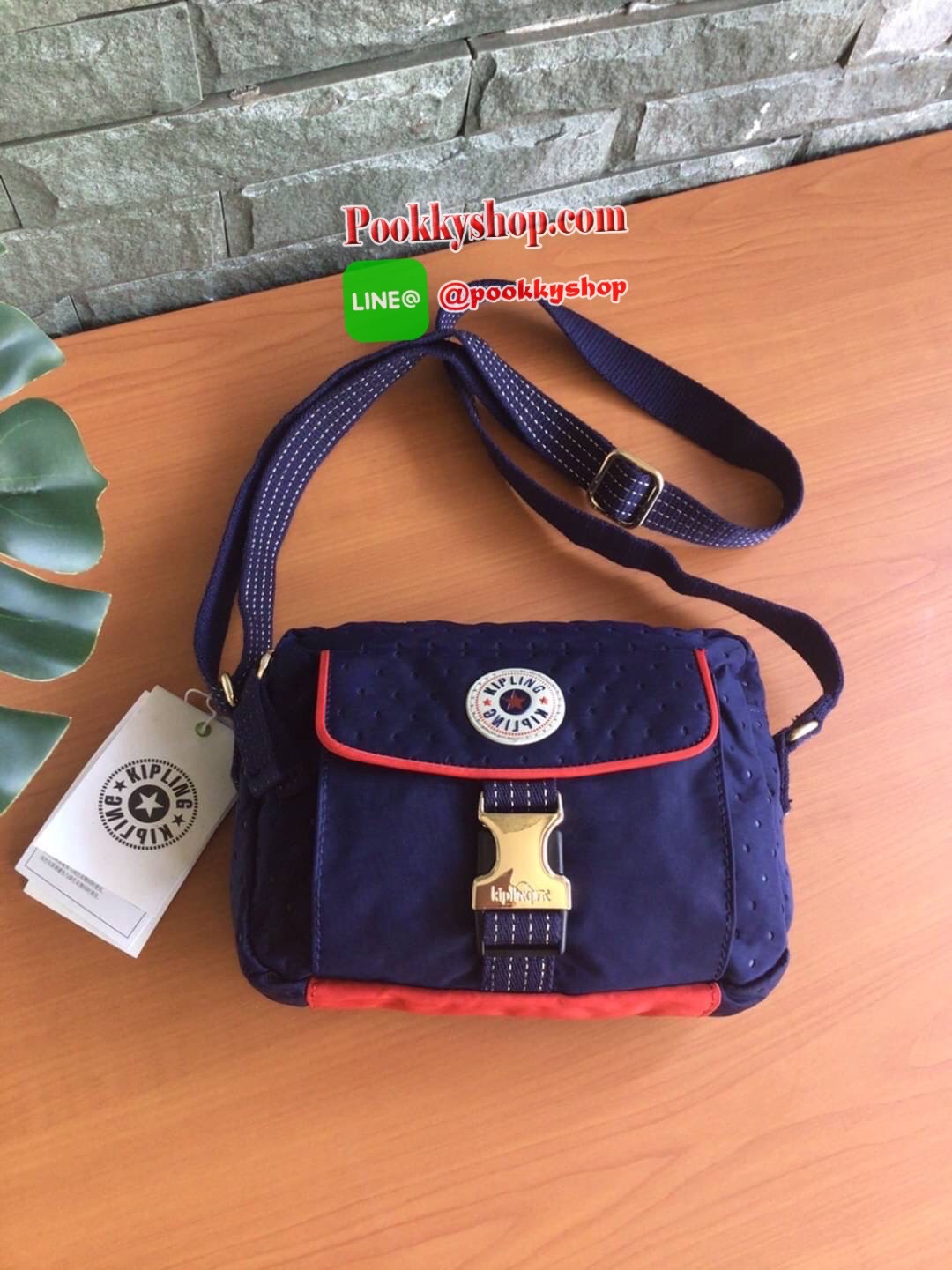 🚚 พร้อมส่ง 🚚 Kipling Little Box Kicks Lm Bag K13446 คอลเลคชั่นใหม่ล่าสุดสไตล์ Shoulder bag ขนาดกำลังน่ารัก ด้านหน้าออกแบบน่ารัก ช่องใส่ของด้านหน้า 1 ช่อง เปิดปิดด้วยตัวล็อคทันสมัย อะไหล่ปั้มแบรนด์ ช่องหลักใช้งานเปิดปิดด้วยซิปรูด ที่จับซิปป