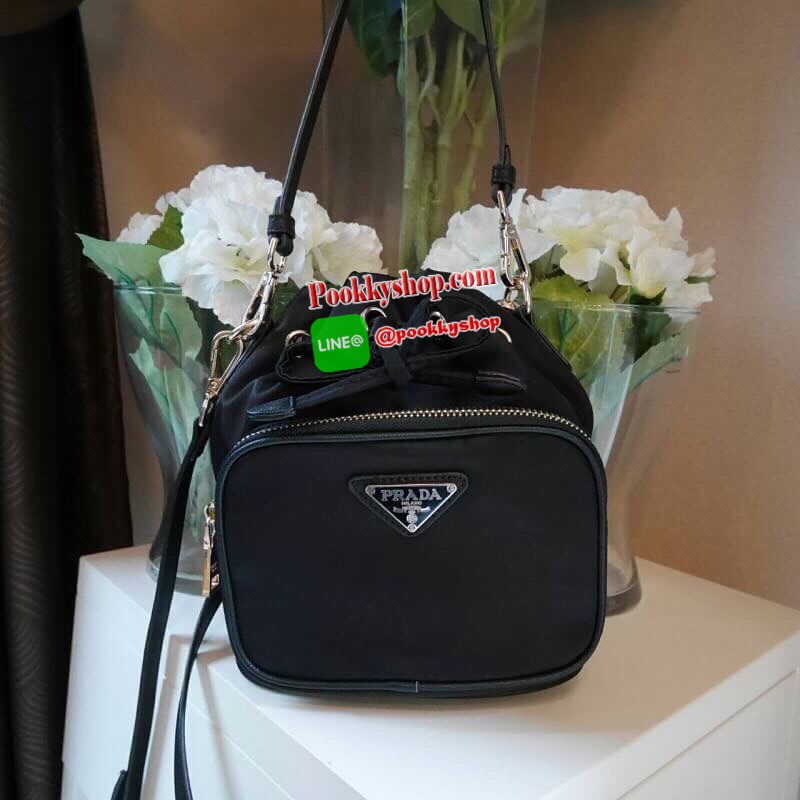 PRADA MINI nylon crossbody bag ARRIVAL รุ่นขายดี ตัวกระเป๋าอะไหล่สีทอง ไซส์มินิ ขนาดกะทัดรัด สามารถใส่ I phone+ ได้ หรือของจุกจิกได้เยอะ เนื้อหนาซับในอย่างดี มาพร้อมสายคล้องมือ + สายสะพายยาวปรับได้ แบบระดับที่สุดแห่งความสวยหรู กับราคาสุดคุ้มที่สาวๆชื่นชอบ