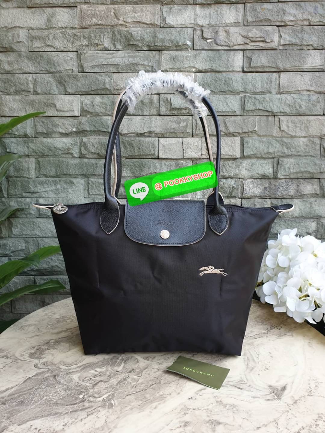 Longchamp Le Pliage Club Tote Bag Size S หูยาว วัสดุเนื้อผ้า Nylon Canvas เคลือบกันนำ้ ตัดด้วยหนังแท้ที่มีน้ำหนักเบา ดีไซน์เรียบง่ายแต่เต็มไปด้วยความคลาสสิก จนเป็นที่ชื่นชอบไปทั่วโลก Longchamp ปรับโฉม LE PLIAGE ด้วยการปักลายรูปม้า-ตราสัญลักษณ์ของแบรนด์บนผ