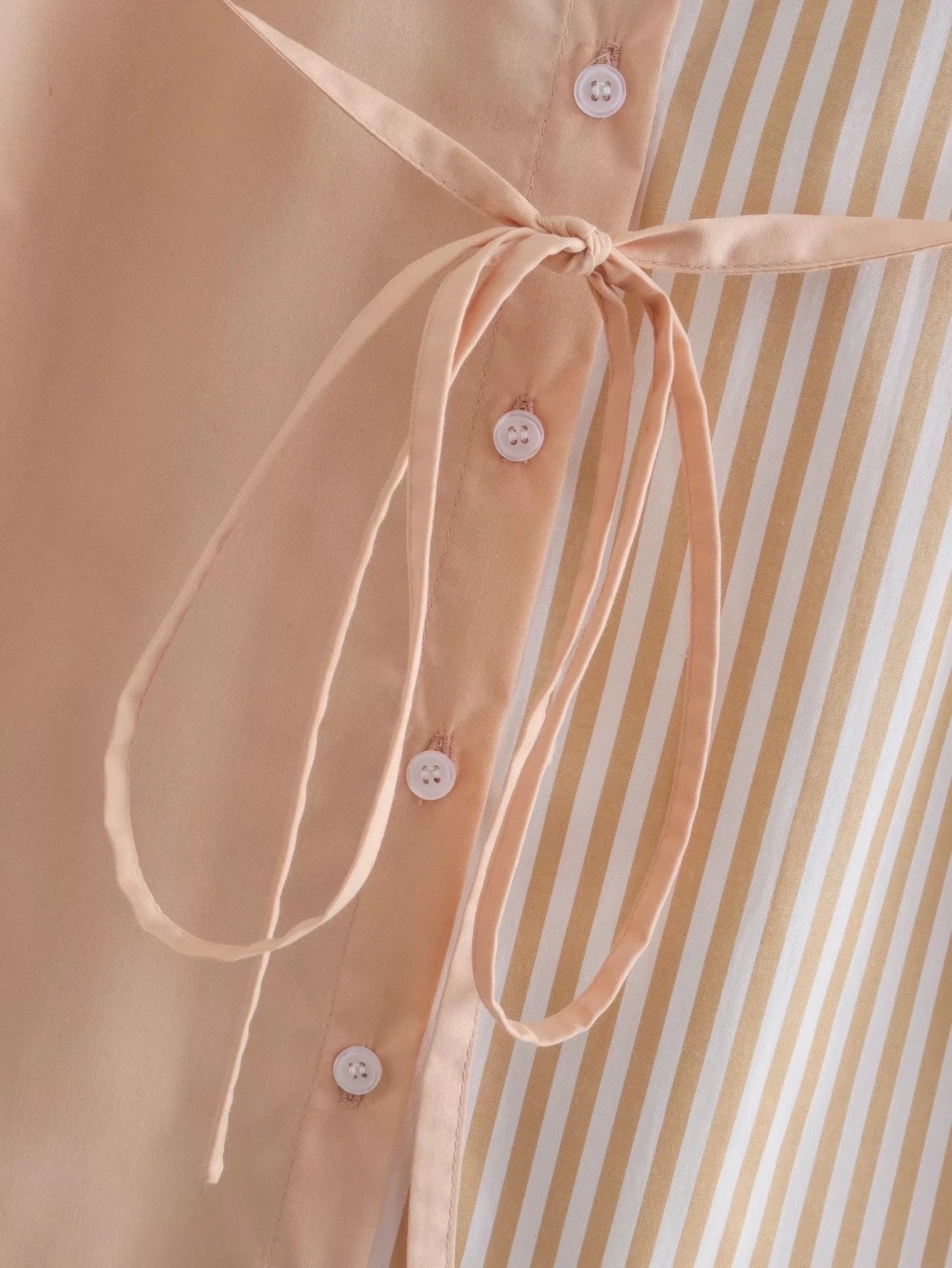 ::: apricot striped shirtdress ::: เดรสทรงเชิ๊ตตัวยาวคอปก แต่งกระดุมหน้า พร้อมเชือกผูกเอว ลายผ้ามีลูกเล่นลายริ้วสลับกับผ้าพื้นเรียบ สีส้มอ่อนๆออกพีชๆ น่ารักๆ