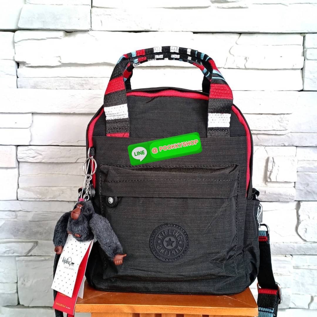 KIPLING 3 WAYS MINI BACKPACK ซับในลายตาราง กระเป๋าสะพาย 3 Ways รุ่นใหม่ วัสดุ Nylon & Polyester 100% หูหิ้วหนังปั๊มชื่อแบรนด์ สายสะพายยาวเลื่อนปรับได้ free size และ สามารถถอดได้ สามารถถือหรือสะพายได้ จะสะพายไหล่ สะพายเฉียง Crossbody หรือจะคล้องสายเป็นเป้ส