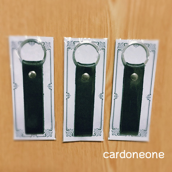 ของชำร่วยงานพวงกุญแจหนังสีดำ