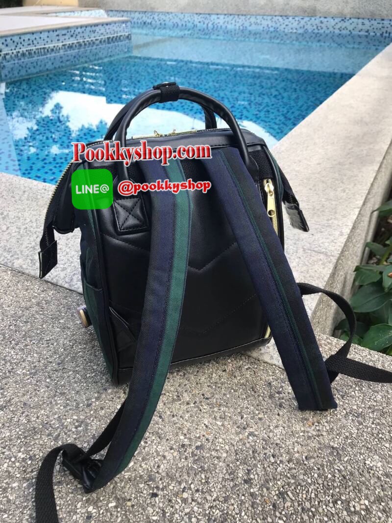 Anello Checked Hinge Clasp Mini Backpack เปิดตัวคอลเลคชั่นใหม่ปลายปีสุดน่ารัก วัสดุผ้าแคนวาสลายสก็อต และขอบบนล่างและด้านหลัง วัสดุpu โลโก้แบรนด์ด้านหน้าตัดหนังทรงกลม จุดเด่นในการใช้งานยังคงเหมือนเดิม ต่างที่ขนาดจะเล็กกว่ารุ่นออริจินัลไซส์มินินิดเดียว ผู้ใ