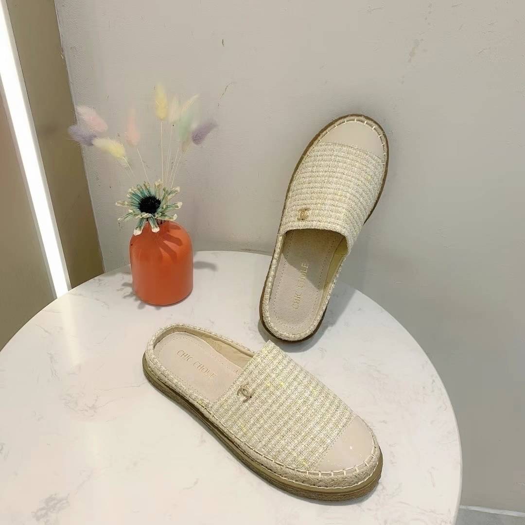 𝙉𝙀𝙒 𝙉𝙀𝙒 ‼️ รองเท้าผ้าทวิต CC รุ่นนี้เป็นทรงสวมเปิดหลัง น่ารักไม่ไหว เป็นผ้าทวิตโทนสีครีมคุณหนูผู้ดีมากค่ะ นิ่มใส่สบาย ใส่กับอะไรก้อสวย คู่นี้คือดีพลาดไม่ได้เลยนะคะ