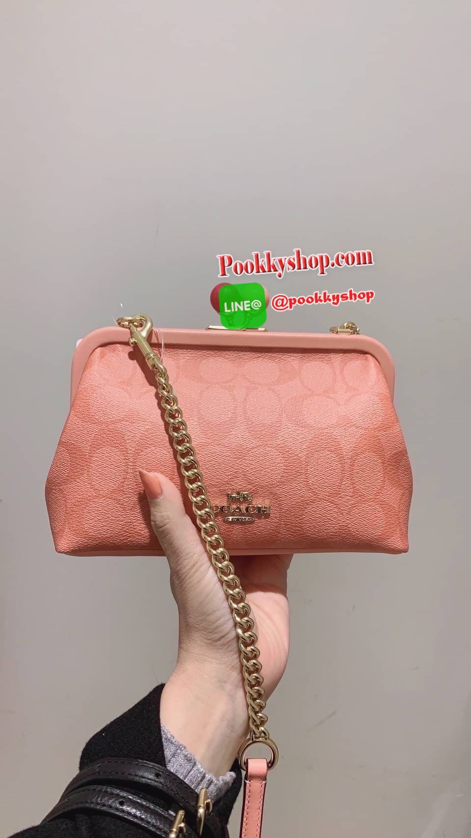 กระเป๋าสะพายข้าง COACH C1452 NORA KISSLOCK CROSSBODY IN SIGNATURE CANVAS(IMRZH) วัสดุ Signature coated canvas and smooth leather ด้านในกระเป๋ามีช่องใส่ของเอนกประสงค์ สายคล้องกระเป๋าแบบถอดได้ 22 3/4 "สำหรับสะพายไหล่หรือสะพายข้าง