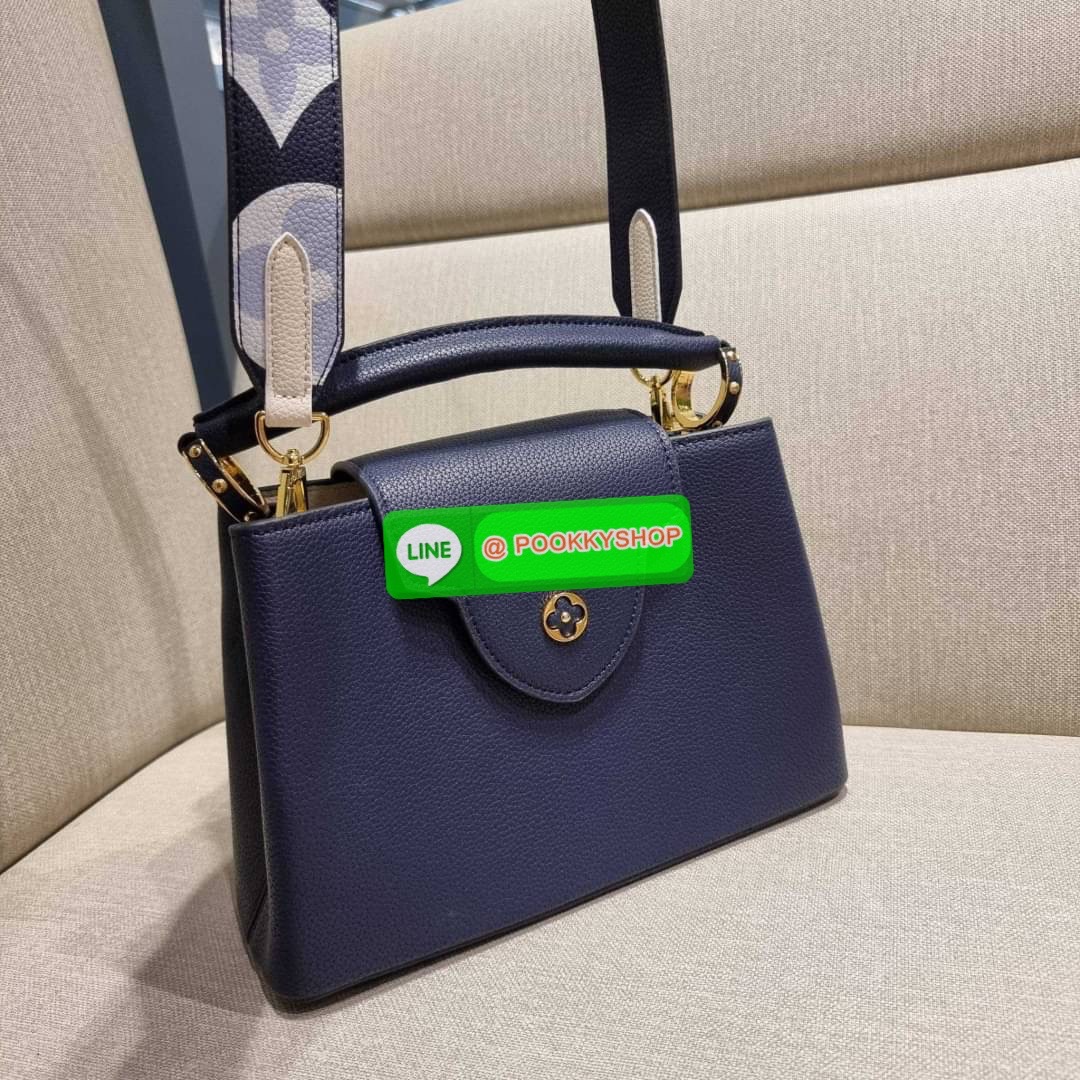 NEW IN!! LV capucines top handle วีไอพีพรีเมี่ยมกิ๊ฟจากเคาน์เตอร์ ที่สุดของความสวยในราคาเบาๆ กระเป๋าถือสุดหรู ดีไซน์ทรงคลาสสิค พร้อมลวดลายหรูหรา มาพร้อมหูจับในตัว ด้วยรูปทรงวินเทจและวัสดุหนังลูกวัว สัมผัสดี ขับผิว ทำให้ไอเท็มนี้สะกดทุกสายตาจริงๆ และยังมีล