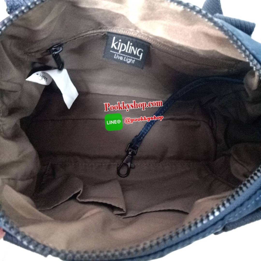 Kipling Brynne handbag & shoulder bag กระเป๋าถือหรือสะพายข้าง รุ่นใหม่จาก Kipling รูปทรงโค้งมนสวย พร้อมสายสะพายแบบคล้องแขนและสายสะพายยาว สามารถใช้งานได้ทั้ง 2 แบบ ด้านหน้ามีช่องใส่ของใช้จุกจิก ด้านในช่องโล่งกว้าง มีซิปข้างและช่องใส่ของแยกอีกฝั่ง เหมาะกับก