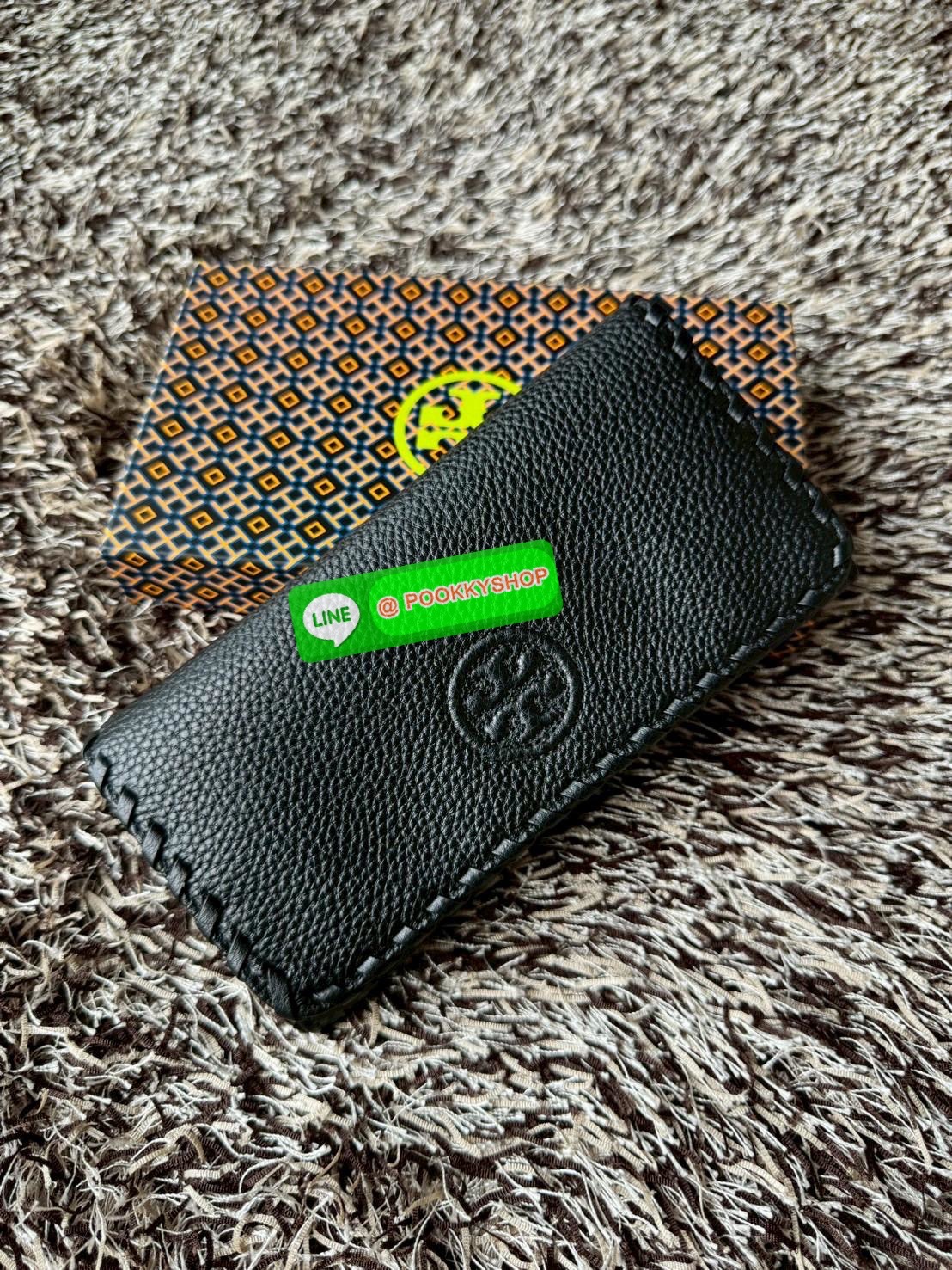 Tory Burch Marion Long wallet กระเป๋าสตางค์ยาวใบนี้ใส่การ์ดได้ถึง12ใบเลยทีเดียว มีช่องอเนกประสงค์และช่องใส่ธนบัตรหลายช่อง หยิบจับง่าย เปิดปิดด้วยกระดุมสแนป วัสดุหนังวัวแท้100% ดีเทลแต่งขอบกระเป๋าด้านหน้าแบบถัก โลโก้อยู่กึ่งกลางอันเป็นสัญลักษณ์