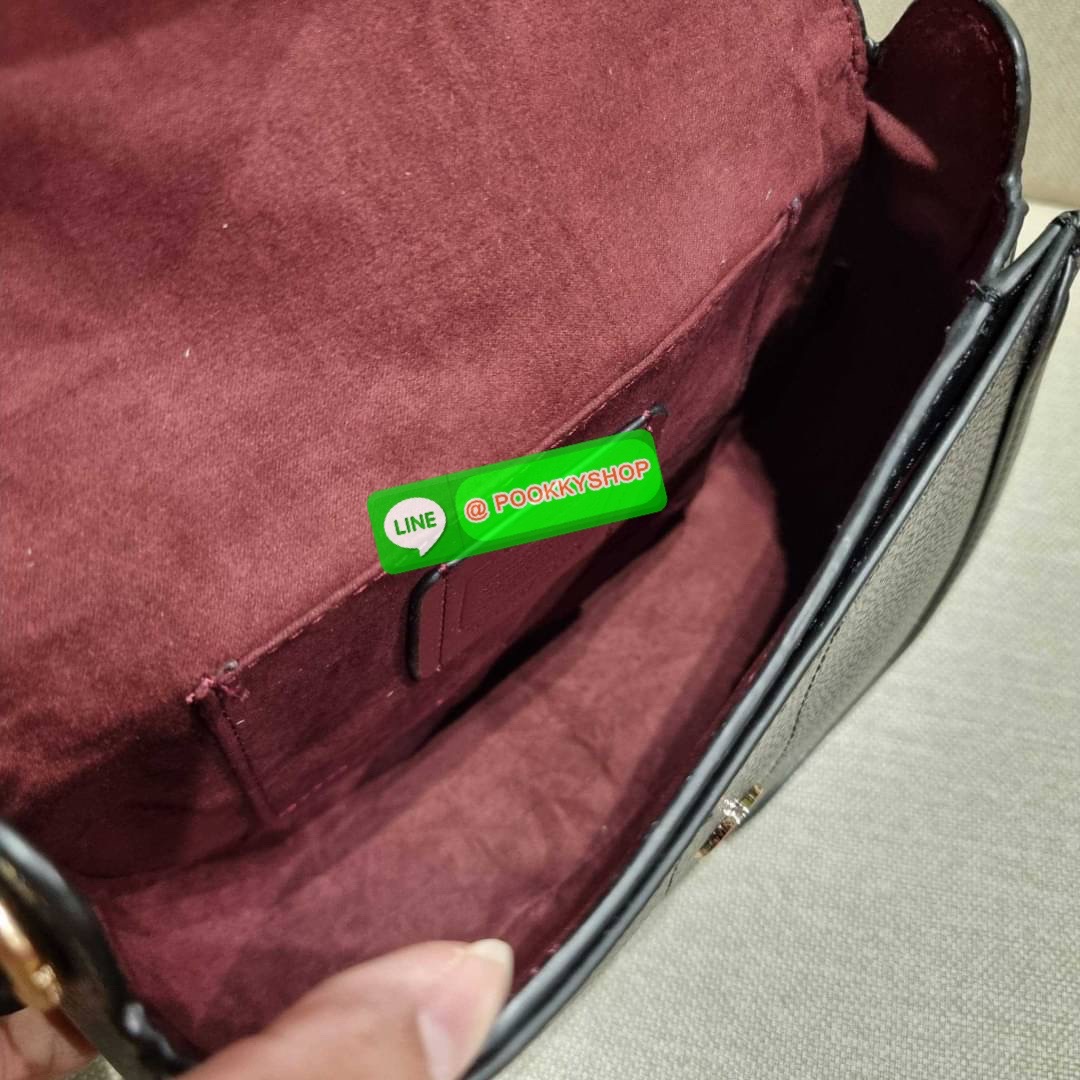 COACH C3593 GEORGIE SADDLE BAG IN COLORBLOCK SIGNATURE CANVAS WITH RIVETS ยกระดับความหรูให้กับตัวเองกันหน่อย ด้วยกระเป๋ารุ่นนี้!! ครอสบอดี้ที่ดีไซน์หรู อัพเลเวล ในราคาที่จับต้องได้ วัสดุหนังแคนวาสเคลือบสลับหนังเรียบ พิเศษไปอีกตกแต่งขอบด้วยหมุด เพิ่มดีเทลก