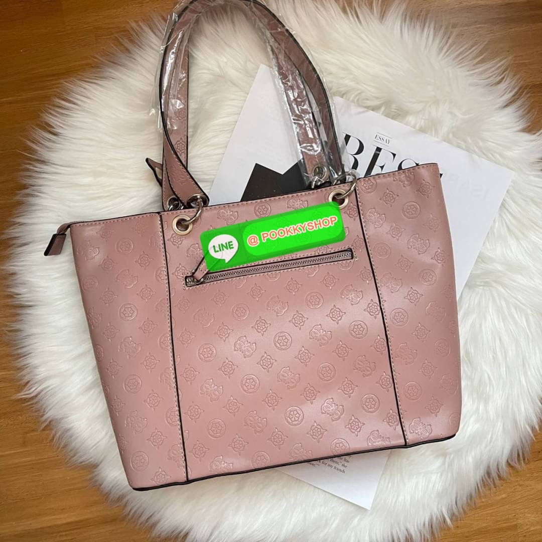 Guess กระเป๋าทรงช้อปปิ้ง หนังดี ปั๊มลายโลโก้แบรนด์รอบใบงานสะพายไหล่ เปิดปิดด้วยซิป มีหมุดรองฐาน ด้านในซับในแบรนด์อย่างดี