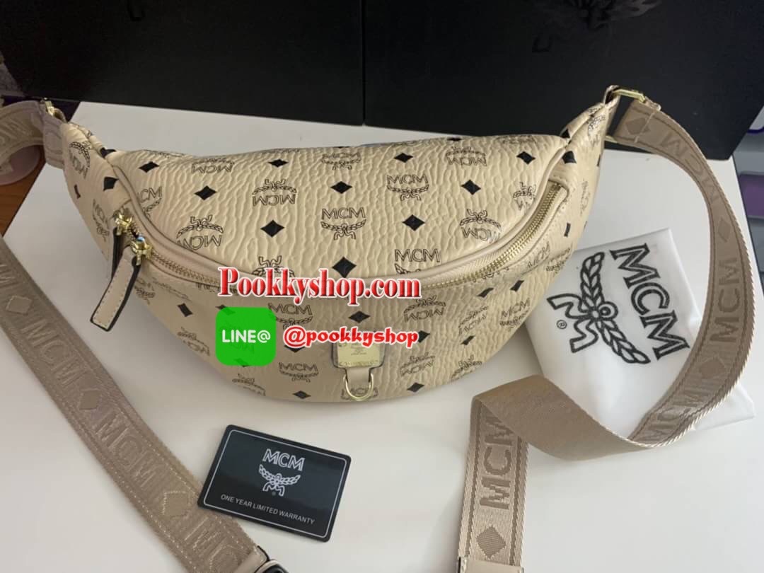 MCM Fursten ลาย Visetos กระเป๋าคาดอก/เอว ที่เข้ากับทุกไลฟ์สไตล์ จะคาดรอบเอวหรือพาดลำตัวก็ให้ลุคสตรีทแบบทันสมัย วัสดุหนังสังเคราะห์เคลือบผิวลาย Visetos หนังดีมากๆ ค่ะเปิด-ปิดด้วยซิป 2 ทาง ด้านหลังมีช่องซิปยาว 1 ซิป ด้านในโล่งกว้าง และมีช่องสำหรับเก็บของจุก