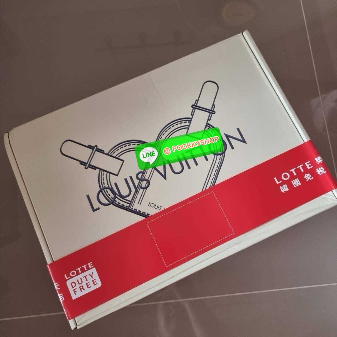 🔆 Model LV on the go east west 🔆 Details ใหม่ล่าสุด ดีไซน์กะทัดรัด กับกระเป๋าทรงโท้ทที่ใครเห็นต้องเป็นคลั่งรัก ยอดฮิต คลาสสิค ผู้ดี หรูหราได้ทุกลุค ทุกสไตล์ มาพร้อมหูจับในตัว คล้องแขน คล้องไหล่ก็ดูแพง หรือจะเกี่ยวสายครอสสะพายข้างก็อัพลุคได