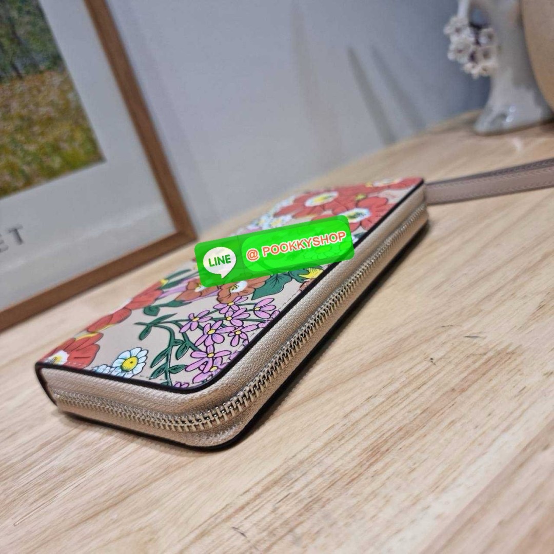 🔆 Model COACH CJ373 LONG ZIP AROUND WALLET WITH FLORAL PRINT 🔆 Details กระเป๋าสตางค์ใบยาว คอลเลคชั่นใหม่ กับดีไซน์ใหม่ ลวดลายดอกไม้สดใสรอบใบโดดเด่น สะดวกใช้งานและขนาดกำลังเหมาะมือมากๆ รูดใช้งานด้วยซิปรอบใบ ภายในแบ่งสัดส่วนไว้อย่างดี มีทั้ง