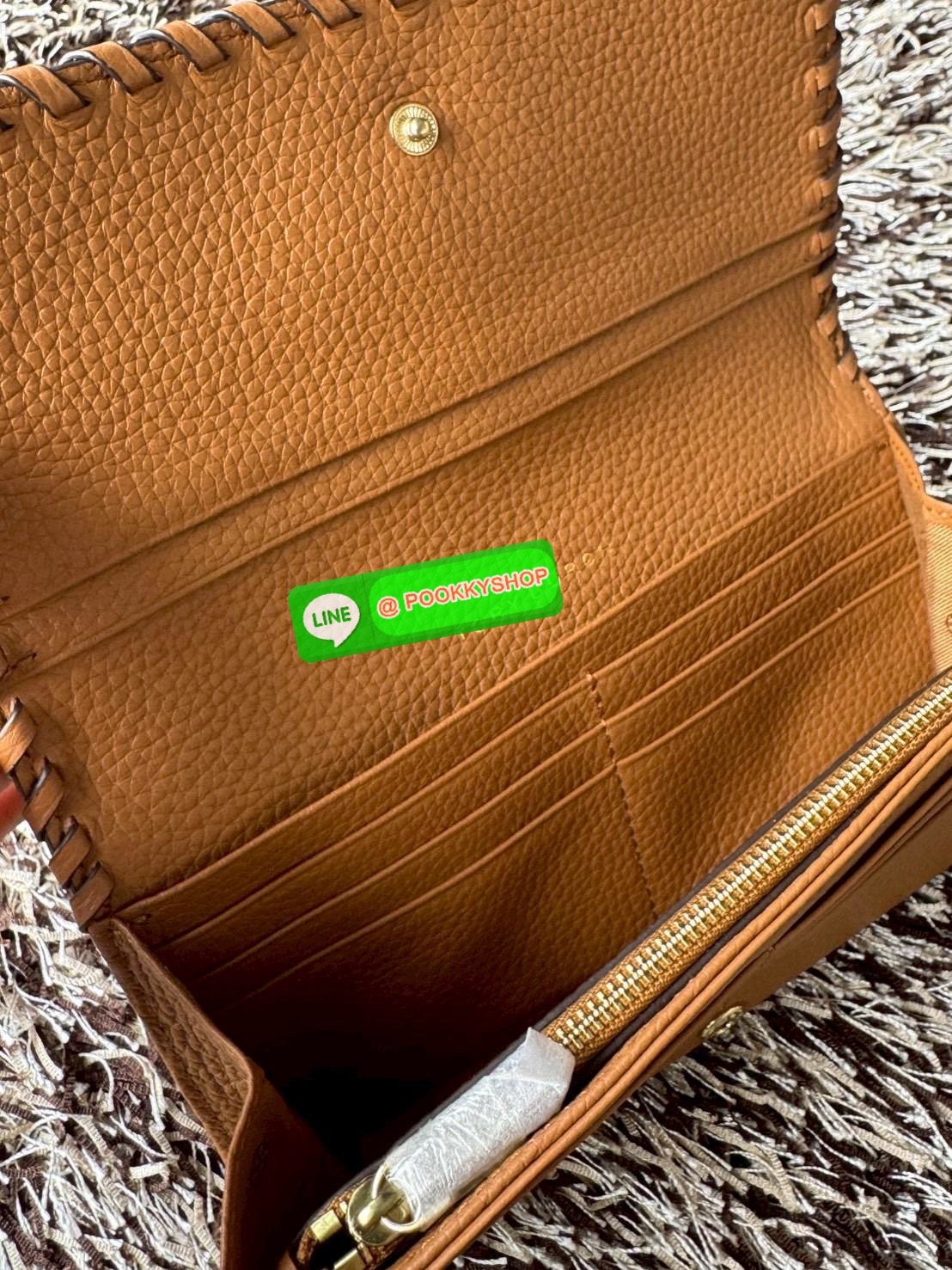 Tory Burch Marion Long wallet กระเป๋าสตางค์ยาวใบนี้ใส่การ์ดได้ถึง12ใบเลยทีเดียว มีช่องอเนกประสงค์และช่องใส่ธนบัตรหลายช่อง หยิบจับง่าย เปิดปิดด้วยกระดุมสแนป วัสดุหนังวัวแท้100% ดีเทลแต่งขอบกระเป๋าด้านหน้าแบบถัก โลโก้อยู่กึ่งกลางอันเป็นสัญลักษณ์