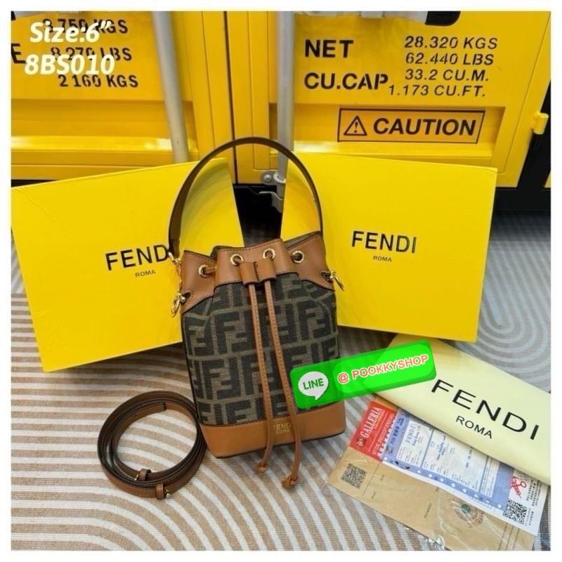 FENDI Mini MonTresor Bucket Bag กระเป๋าสะพายทรงขนมจีบรุ่นยอดนิยม ไซส์มินิน่ารักน่าใช้มาก ดีไซน์สวยอยู่ทรง มาพร้อมสายสั้นคล้องแขน และสายครอสบอดี้สำหรับสะพายข้าง สลับใช้ได้ไม่จำเจ ภายในเป็นช่องโล่ง ใส่ของจำเป็นพกพาไปไหนได้แบบง่ายๆ สวยพร้อมเสิร์ฟให้แล้ว ในรา