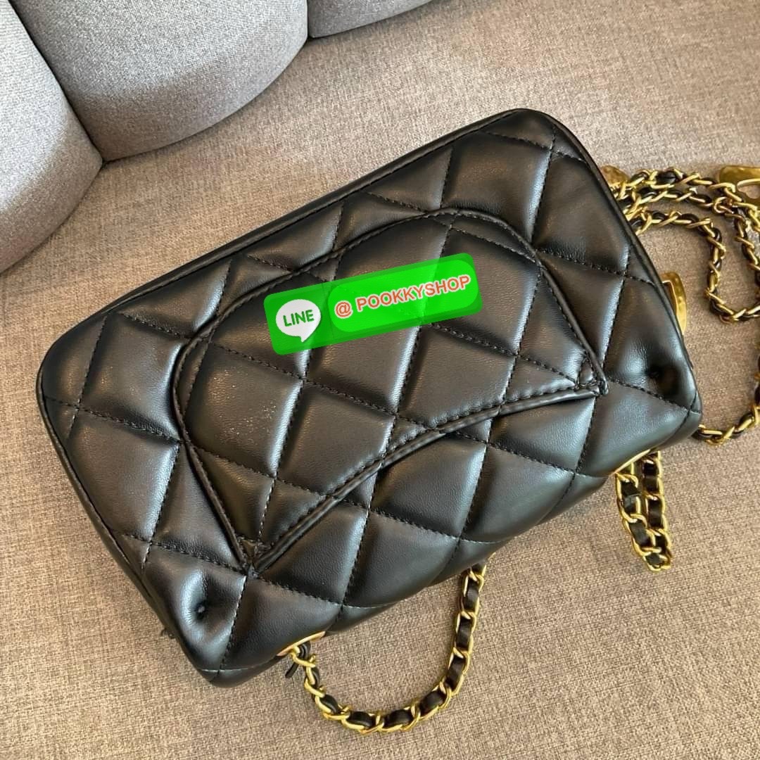 พร้อมส่งรุ่นขายดี !! กระเป๋างานกิฟท์ CHANEL VIP GIFT CROSSBODY BAG กระเป๋าทรงสะพายข้าง หนังพียูพรีเมี่ยม อะไหล่ทองวินเทจทั้งใบ ประดับโลโก้แบรนด์และตกแต่งด้วยกิมมิคใบไม้ เปิดปิดด้วยตัวหมุน ด้านในใส่กระเป๋าสตางค์ได้ถึงใบกลาง มือถือได้ทุกรุ่น พร้อมช่องซิปให้