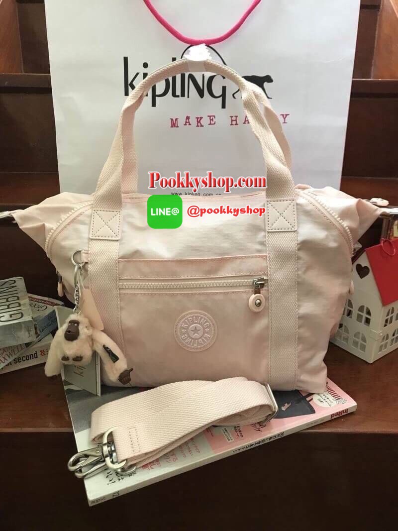 Kipling Shoulder Bag Art K13848 รุ่นยอดนิยมกับกระเป๋าถือหรือสะพายข้าง วัสดุไนล่อนพิเศษ ที่น้ำหนักเบาและกันน้ำได้ ไฮไลท์ของรุ่นนี่คือการ ขยายปีกด้านบนเพิ่มความกว้างให้กับปากกระเป๋า หรือจะเก็บทรงแบบซ่อนซิปให้เป็นอีกสไตล์ก็ได้ มีช่องซิปทั้งด้านหน้าและภายใน ใ