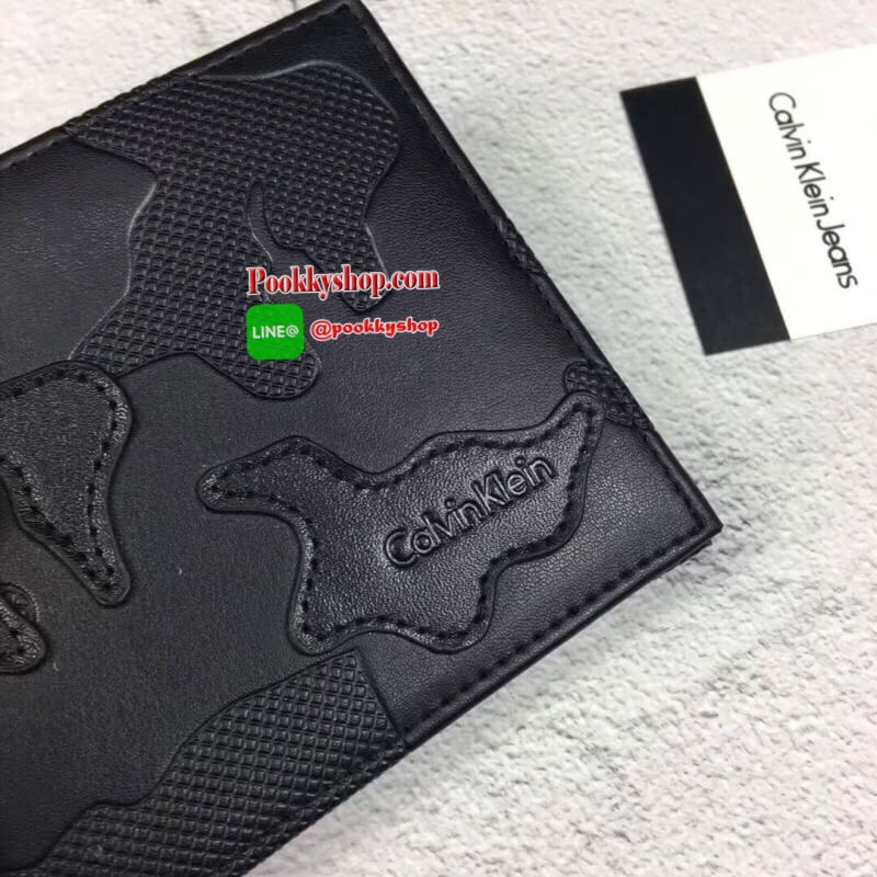 New arrival!!! พร้อมส่ง Calvin Klein Wallet กระเป๋าสตางค์แบบพับ 2 ตอนสำหรับผู้ชาย ตัวกระเป๋าเป็นหนังลวดลายโดดเด่นดูไม่จำเจ ด้านในมีช่องใส่บัตร ใส่ธนบัตรแยกเป็นสัดส่วน ไม่ว่าจะใช้เองหรือเป็นของขวัญก็คุ้มค่าน่าใช้มากค่า