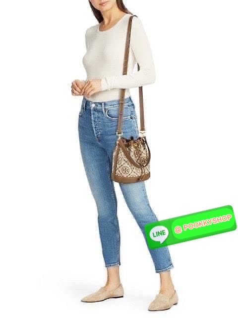 TORY BURCH T MONOGRAM JACQUARD BUCKET BAG กระเป๋าสะพาย ทรงบัคเกต รุ่นฮอต สไตล์ไหนเข้าได้ ทุกลุค วัสดุ jacquard ตัดขอบหนังแท้ ภายในเป็นช่องโล่งกว้าง ใส่ของได้เยอะหยิบจับสะดวก มาพร้อมสายสะพายข้างหนังแท้ ถอดและปรับระดับได้สะพายชิวได้ทุกโอกาส