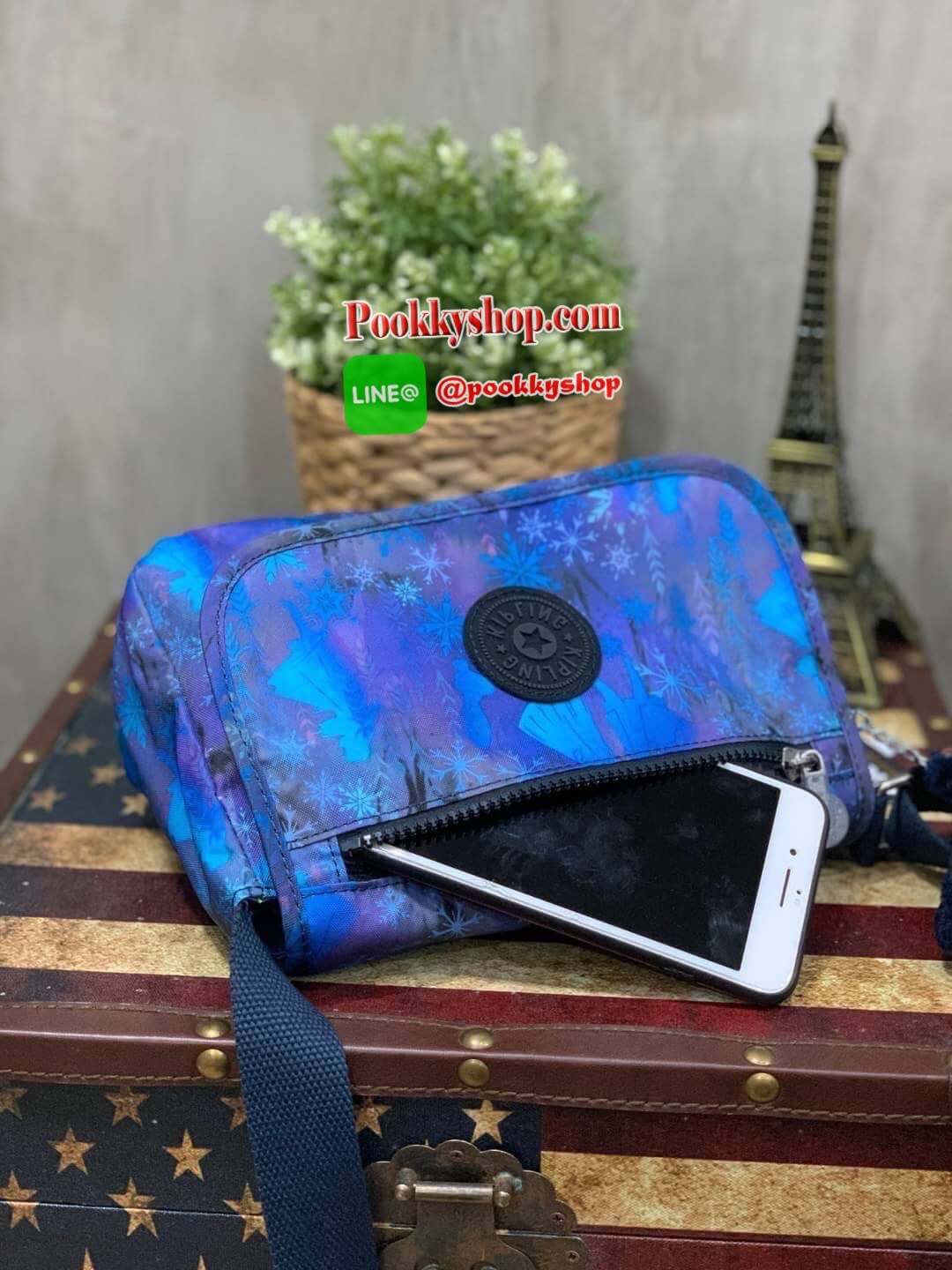 Kipling Sabian Shoulder Bag จาก Disney Frozen Series Collection วัสดุ Polyester ทรงครอสบอดี้ สไตล์สุดฮิตกับการใช้งานที่ง่าย หยิบจับของได้อย่างสะดวกสบาย เปิดปิดด้วยกระดุมแม่เหล็กและซิปด้านใน เพิ่อความปลอดภัย ลายผ้าบุด้านในดูมีดีเทล สายสะพายปรับได้ฟรีไซส์ ป