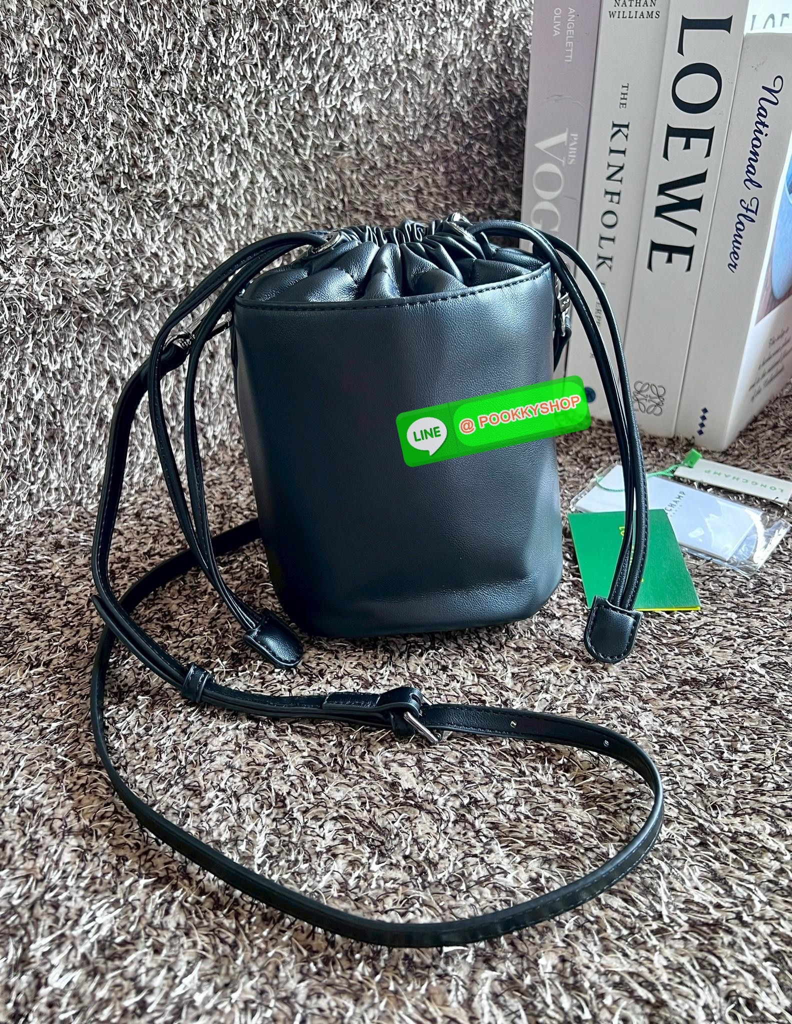 NEW ARRIVAL! LONGCHAMP LE PLIAGE XTRA XS BUCKET BAG ต้องบอกก่อนว่ารุ่นนี้เป็นรุ่นที่ใช้ออกมาแล้วไม่มีคำว่าผิดหวัง ออกแบบมาสวยแบบตัวแม่เลยค่าา 🔖พร้อมส่งทันที! กับกระเป๋าทรงบัคเกต หนังแท้smooth leather อย่างดี ใบกลางเจ้าลำตัวแล้วสวยมากก