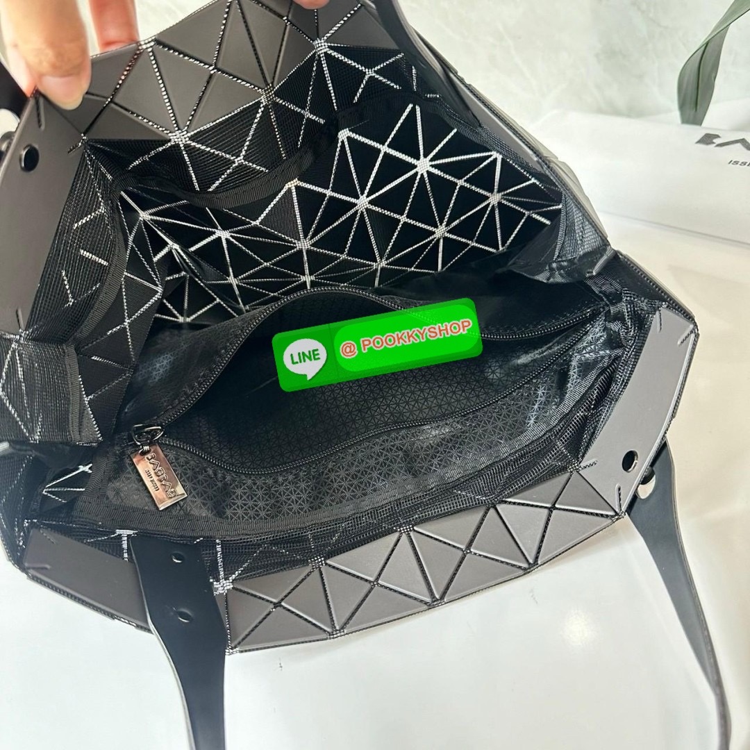 BAO BAO PRISM PLUS Handbag (Large) 🔖กระเป๋าถือจากแบรนด์ BAO BAO ISSEY MIYAKE ดีไซน์คลาสสิกทรงสี่เหลี่ยม มาพร้อมลวดลายสามเหลี่ยมที่มีมิติ 🔖วัสดุ: โพลีเอสเตอร์ ผสมหนัง 🔖 ปากกระเป๋าเปิด ซับในเป็นไนลอน มีช่องกระเป๋าด้านในและหูหิ้วกระเป