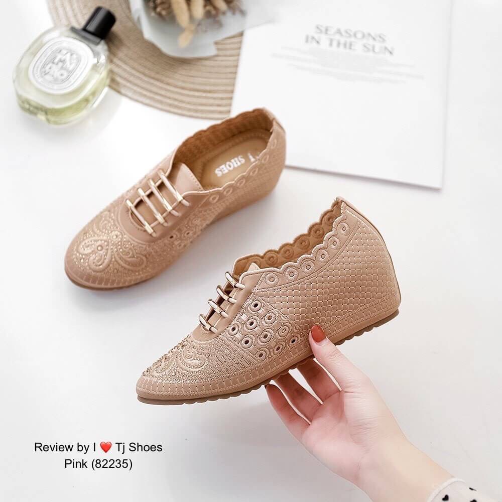 พร้อมส่งรองเท้าเพื่อสุขภาพ ที่ทั่งเกร๋ทั้งน่ารักสุดๆ รองเท้ารุ่นนี้เป็นงานสั่งทำพิเศษ น้ำหนักเบา แถมพื้นบุนิ่มใส่นุ่มเดินทั้งวันได้สบายมากๆ แมทกับชุดอะไรก็เกร๋ก็น่ารัก ของจริงสวยมาก สวยตรงปกแน่นอนเพราะรูปถ่ายจากสินค้าจริง เป็นรุ่นแนะนำ ซื้อไปรับรองไม่ผิดห