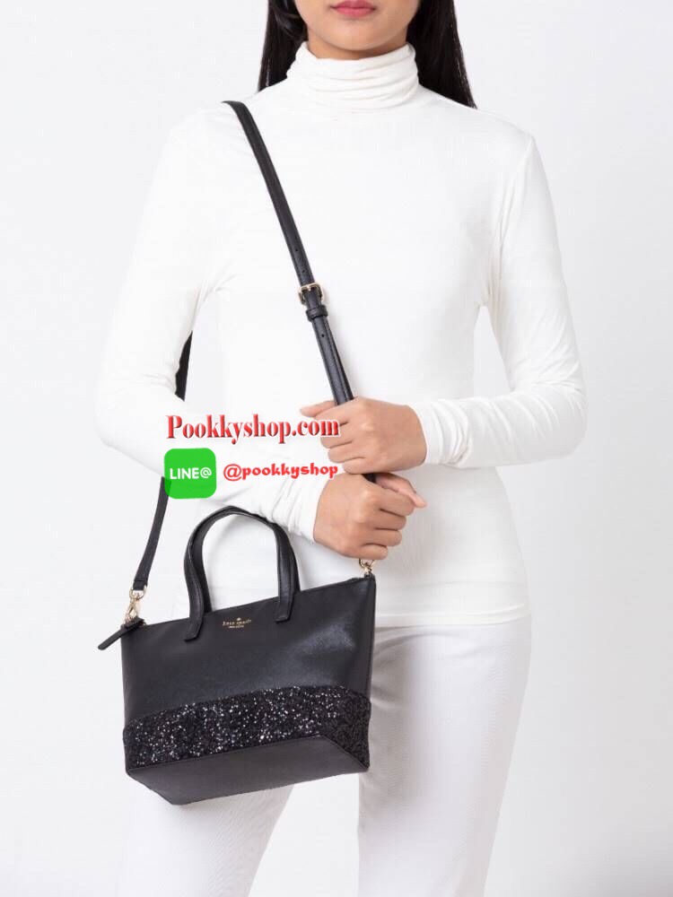 Kate Spade INA Greta Court Glitter Crossbody กระเป๋าถือหรือสะพายใบเล็ก วัสดุหนัง Saffiano สวยหรู ด้านหน้าประดับโลโก้สีทองสวย ก้นกระเป๋ามีดีเทลด้วยGlitter วิ้งๆดูหรู ภายในมีช่องซิปและช่องเล็ก สามารถใส่ ipad mini กระเป๋าสตางค์ใบยาวและของจุกจิกได้เยอะ มีหมุด