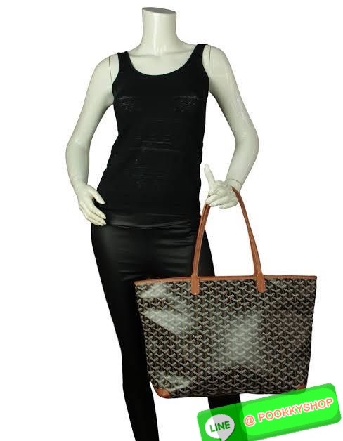 Goyard Artois MM Bag กระเป๋า Artois MM เป็นกระเป๋าที่มีซิปด้านบนเพิ่มคงามปลอดภัย ภายในพื้นที่กว้างเพื่อจัดระเบียบข้าวของของคุณ มันโดดเด่นด้วยฐานด้านล่างทั้งสองมุมเย็บต่อด้วยหนังใช้งานในแบบทางการหรือกึ่งทางการก็ได้