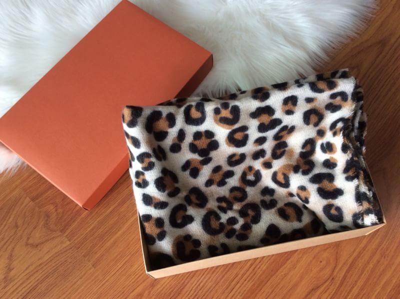 Brand: No Brand ผ้าพันคอลายเสือ 🔥 เสือต้องมา in trend กับแฟชั่นลายเสือ 🔥 ผ้าคลุมไหล่ ผ้าพันคอ ขนาดใหญ่ ทอลายเสือ ลายชัด ลายคมกริบ เนี๊ยบสุดๆ เนื้อผ้าในผืนเดียวกัน สีสวยคลาสสิค เนื้อผ้าหนา เนื้อนุ่ม อุ่นสุดๆ เนื้อผ้าผสมขนสัตว์ หนาวนี้ห้ามพล