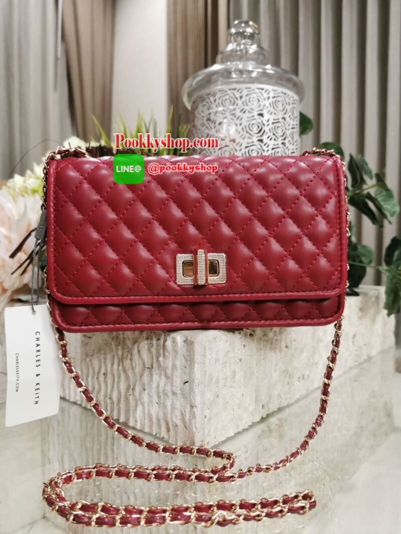 พร้อมส่ง! BEST SELLER! CHARLES & KIETH MINI CLUTCH BAG กระเป๋าสะพายทรงคลัชรุ่นยอดนิยมดีไซน์คลาสสิควัสดุหนังนิ่มลายตารางสวยอยู่ทรงขนาดมินิสไตล์ Chanel เปิดปิดด้วยตัวล๊อคแบบบิดอะไหล่ทอง ด้านหลังประดับโลโก้แบรนด์สวยดูดี มาพร้อมสายสะพายโซ่ร้อยหนัง Crossbody ไ