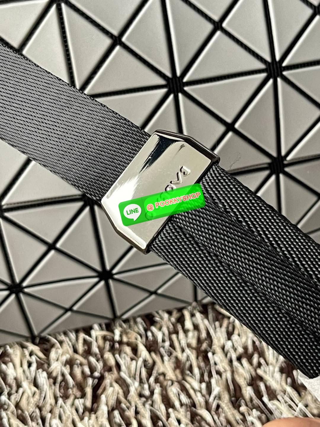 💕Baobao Issey Miyake Prism Sac ชาวมินิมอลทั้งชายและหญิงต้องถูกใจรุ่นนี้ เพราะ Prism Sac เป็นกระเป๋าแบบ unisex ที่มาพร้อมกับความเรียบง่ายของวัสดุเนื้อแมตต์ แต่ให้ลุคสไตล์เท่แบบคูลๆ โดดเด่นด้วยดีไซน์ที่ออกแบบมาให้ใช้งานที่ง่าย ตอบโจทย์ทุกสถานการณ์ฝา