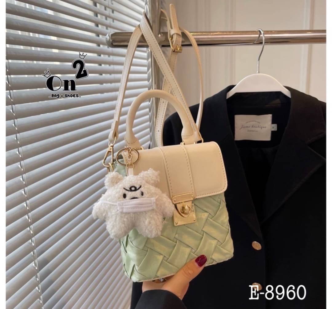 New arrivals กระเป๋าสะพายมาใหม่ ไซส์มินิดูตะมุตะมิน่ารักไปอีกจ้า ใส่โทรศัพท์ ใส่ของจุกจิก มาพร้อมพวงกุญแจ สายสะพายยาวครอสบอดี้