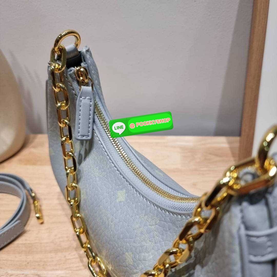 MCM AREN CRESCENT HOBO IN VISETOS ใหม่ล่าสุดก่อนใคร สวยได้ไม่ต้องรอ กับคอลใหม่ลุคลูกคุณ รูปทรง half moon ยอดฮิต ตอบโจทย์ได้ทุกลุค ทุกไลฟ์สไตล์ ใช้งานได้ง่ายคล่องตัว กับกระเป๋าสะพายข้าง ที่มาพร้อมสายโซ่คล้องด้านหน้า และสายหนังครอสบอดี้ ปรับเปลี่ยนการใช้งาน