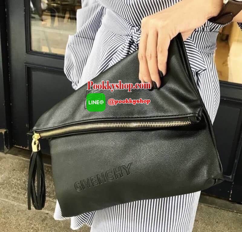 รุ่น BEST SELLER มาเพิ่มอีกรอบคะ กระเป๋า Givenchy shoulder bag หนัง PU เนื้อดี ดีไซด์เก๋มากคะ ด้านหน้า ปั้ม logo brand หัวซิป ประดับพู่ ด้านในบุด้วยผ้า water proof ปั้ม logo brand มีช่องเล็กใส่ของจุกจิกคะ