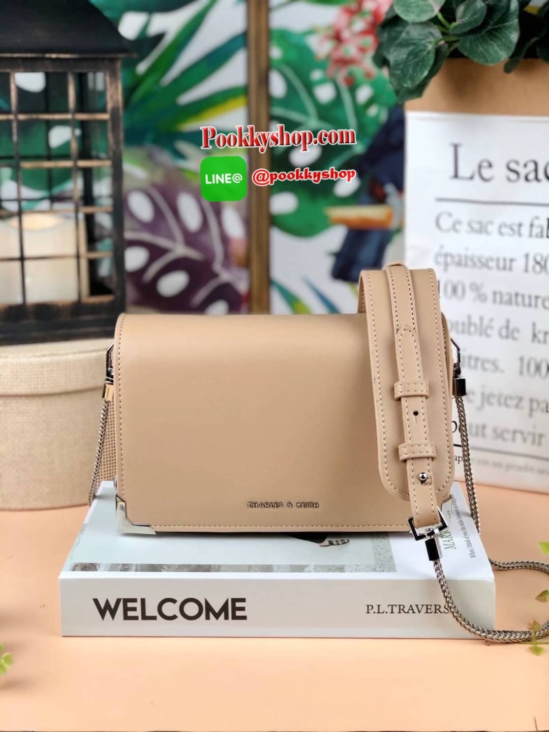 CHARLES & KEITH METAL ACCENT SLING BAG กระเป๋าสะพายวายโซ่ครึ่งหนัง สวยน่ารักมาก😍 ด้านหน้าปั๊มโลโก้แบรนด์ เปิดปิดแบบกระดุมแม่เหล็ก ด้านในมี 3 ช่องใหญ่ เป็นช่องซิปตรงกลาง ตรงช่องซิปสามารถใส่ธนบัตรได้ตามยาวและมีช่องซิปใส่เหรียญ พร้อมกับช่อฃใส่การ์ดได