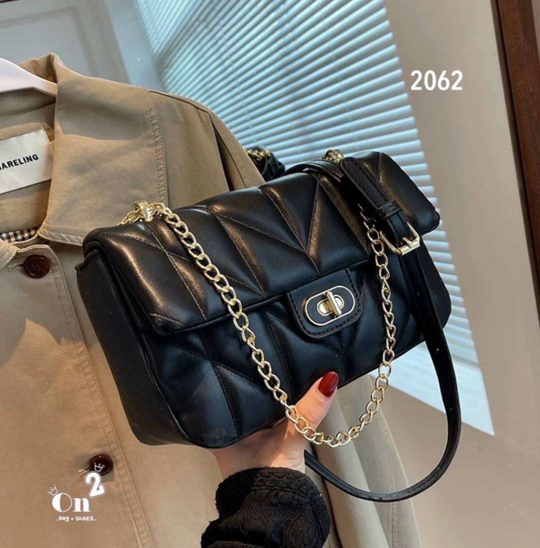 NEW-IN 🤎 หลงรักตั้งแต่แรกเห็นนน สั้นๆ “ของมันต้องมี” งานสไตล์แบรนด์ ขนาดกำลังดี ✔️ใส่คสอ. ✔️ใส่มือถือได้ครบค่า เอาจิงคือ ดีทุกสีสวยหรู ไม่สั่งยังไงไหววว