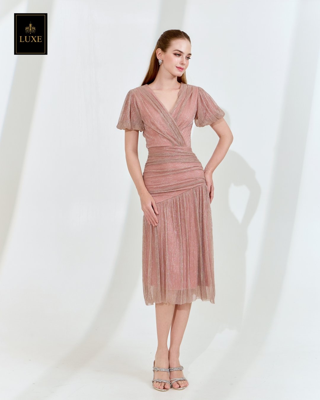 เดรสแฟชั่น เดรสเสื้อคอป้าย แขนบอลลูน กระโปรงเฉลียงทรงเข้ารูป ต่อจีบรูด