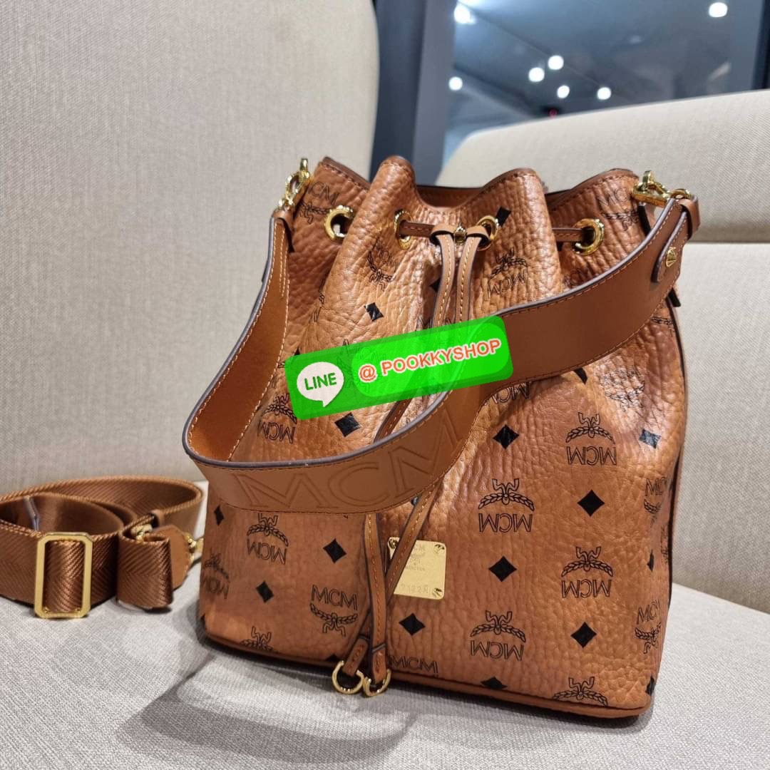 MCM MEDIUM ESSENTIAL DRAWSTRING BAG IN VISETOS กระเป๋าสะพายทรง bucket ไซส์ medium ใบใหญ่กำลังดี รูดเปิด-ปิดด้วยหนัง และยังมีกระดุมแม่เหล็กติดกันของหล่น พิเศษที่มีสายสะพายให้ 2 แบบ สายคล้องไหล่หรือถือได้ และสายสปอร์ตสะพายข้าง วัสดุหนังแคนวาสคุณภาพดี ภายในโ