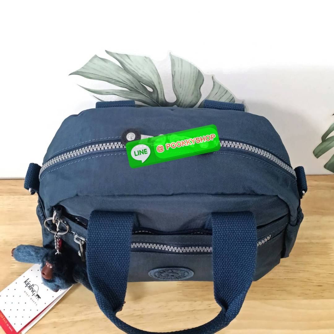 Kipling K1006 Handbag กระเป๋าถือหรือสะพาย วัสดุ Polyester 100% รุ่นใหม่ มีให้เลือกทั้งแบบเรียบ และ ลายน่ารัก มีช่องแยกด้านหน้า 2 ช่อง ช่องหลักโล่งกว้าง พร้อมช่อง pocket แยก 2 ช่อง ใช้งานได้ครบครัน สามารถสตางค์ใบยาวได้ ขนาดกำลังดี จะใช้ทำงาน ไปเรียน หรือ ถ