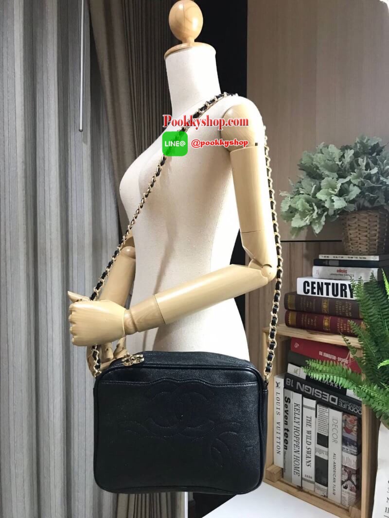 ห้ามพลาด! New! Chanel Shoulder Bag With Chain VIP Gift With Purchase (GWP) รุ่น Limited พรีเมี่ยมกิ้ฟ Chanel Perfume Counter ทรงเหลี่ยมขนาดกำลังดีวัสดุหนังคาเวียร์สวยหรูอยู่ทรง เปิดปิดด้วยซิปหัวซิปแบรนด์ ด้านหน้าปั้มโลโก้แบรนด์ ภายในมีโลโก้และช่องซิป ใส่ก