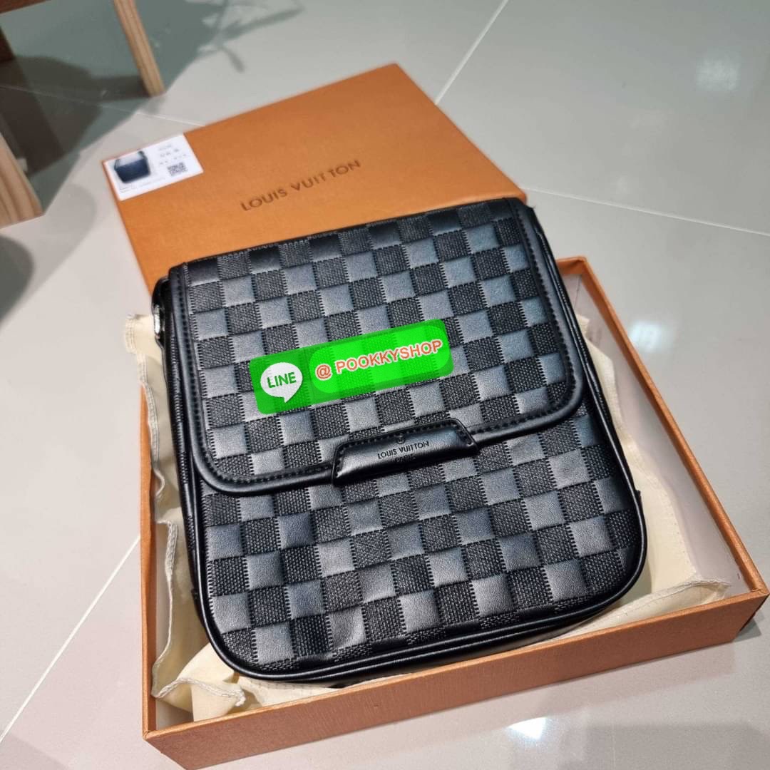 LV bass macassar monogram bag ของใหม่จัดให้หนุ่มๆ จากเคาน์เตอร์ dutyfree กับกระเป๋าสะพายทรงแมสเซ็นเจอร์ ไซส์กำลังดี เหมาะกับหนุ่มๆที่รักความคล่องตัว วัสดุหนังแท้ปั๊มลายเต็มใบ ดีไซน์คลาสสิค เปิด-ปิดด้วยกระดุมแม่เหล็ก ภายในโล่ง ใส่โทรศัพท์ได้ทุกรุ่น ใส่กระเ