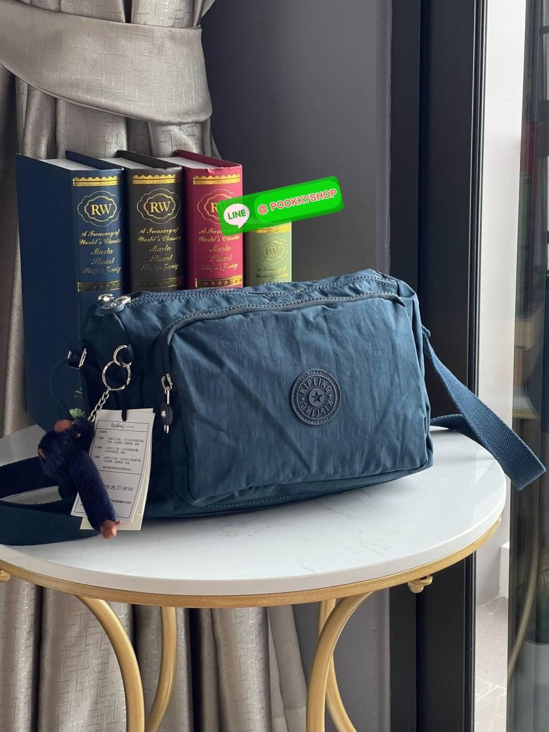 💕Kipling Silen Crossbody Bag กระเป๋าสะพายไหล่ช่วยเพิ่มความโมเดิร์นไม่ตกเทรนด์ให้กับลุคตามสไตล์การแต่งกายของคุณมากขึ้น มีน้ำหนักเบา พกพาไปไหนมาไหนได้สะดวก ใส่สิ่งของได้ครบครันโดยไม่ต้องกังวล นอกจากนี้ ยังมีสายสะพายที่ปรับระดับได้ มีช่องใส่ของเพิ่มเ