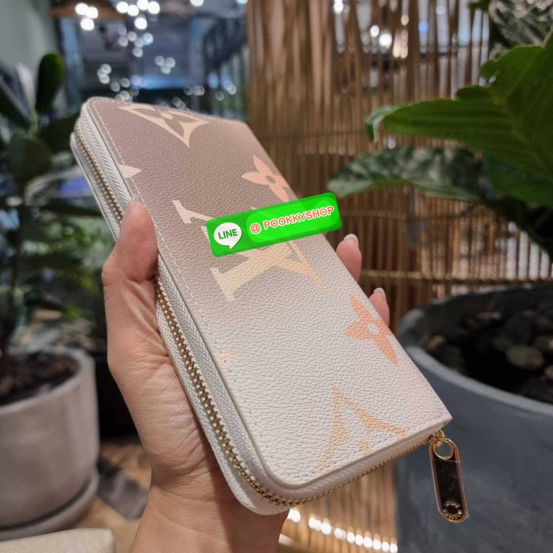NEW IN!! LV long zip wallet with gwp กระเป๋าสตางค์พรีเมี่ยมกิ๊ฟ ดีไซน์ล่าสุด หวานๆสวยๆ น่าใช้มาก ใบยาวขนาดกำลังเหมาะมือ ถือแล้วขับผิว โดดเด่นด้วยสไตล์การไล่เฉดสีโทนละมุน ดูโดดเด่นไม่เหมือนใคร วัสดุหนังแคนวาส ทนทาน เปิด-ปิดด้วยซิปรอบ ภายในมีช่องใส่บัตรเยอะ