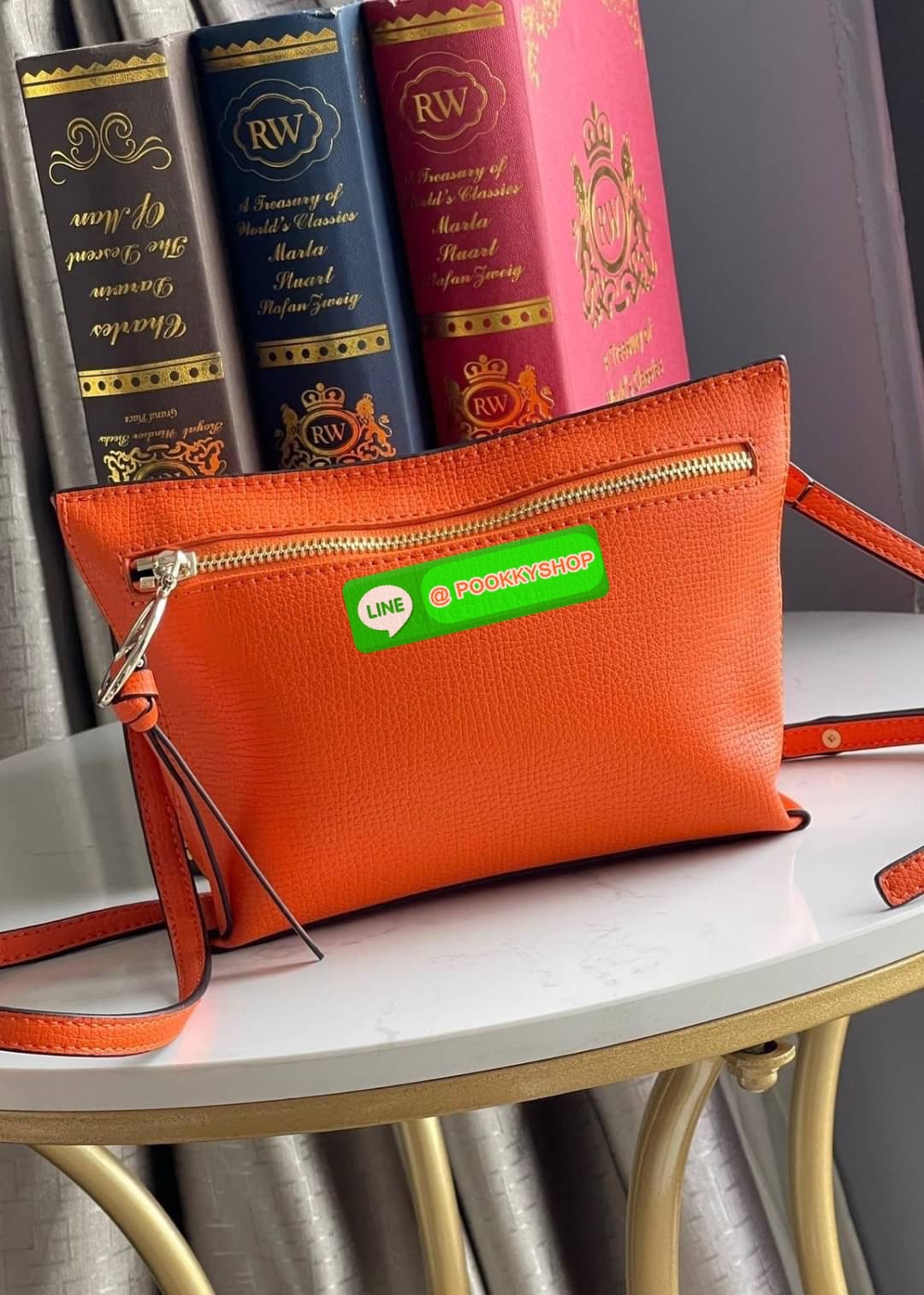 Longchamp MAILBOX Crossbody bag XS ดีไซน์ทรงคลัทช์ที่มีเส้นรูปทรงเรขาคณิตนี้จะรองรับสิ่งของจำเป็นทั้งหมดของคุณ มาพร้อมสายสะพายไหล่แบบปรับได้และถอดออกได้ สวมใส่ได้หลากหลายวิธีเพื่อเพลิดเพลินกับค่ำคืนของคุณอย่างอิสระ ได้แรงบันดาลใจมาจากMAILBOX การเย็บตะเข็บ