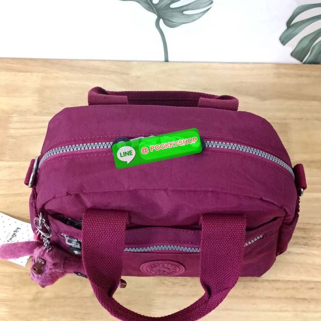 Kipling Dome K1006 Handbag กระเป๋าถือหรือสะพาย วัสดุ Polyester 100% รุ่นใหม่ มีให้เลือกทั้งแบบเรียบ และ ลายน่ารัก มีช่องแยกด้านหน้า 2 ช่อง ช่องหลักโล่งกว้าง พร้อมช่อง pocket แยก 2 ช่อง ใช้งานได้ครบครัน สามารถสตางค์ใบยาวได้ ขนาดกำลังดี จะใช้ทำงาน ไปเรียน ห